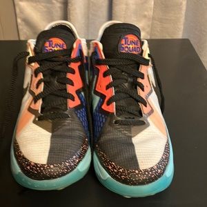 Tune squad youth 3.5 Basketball shoe